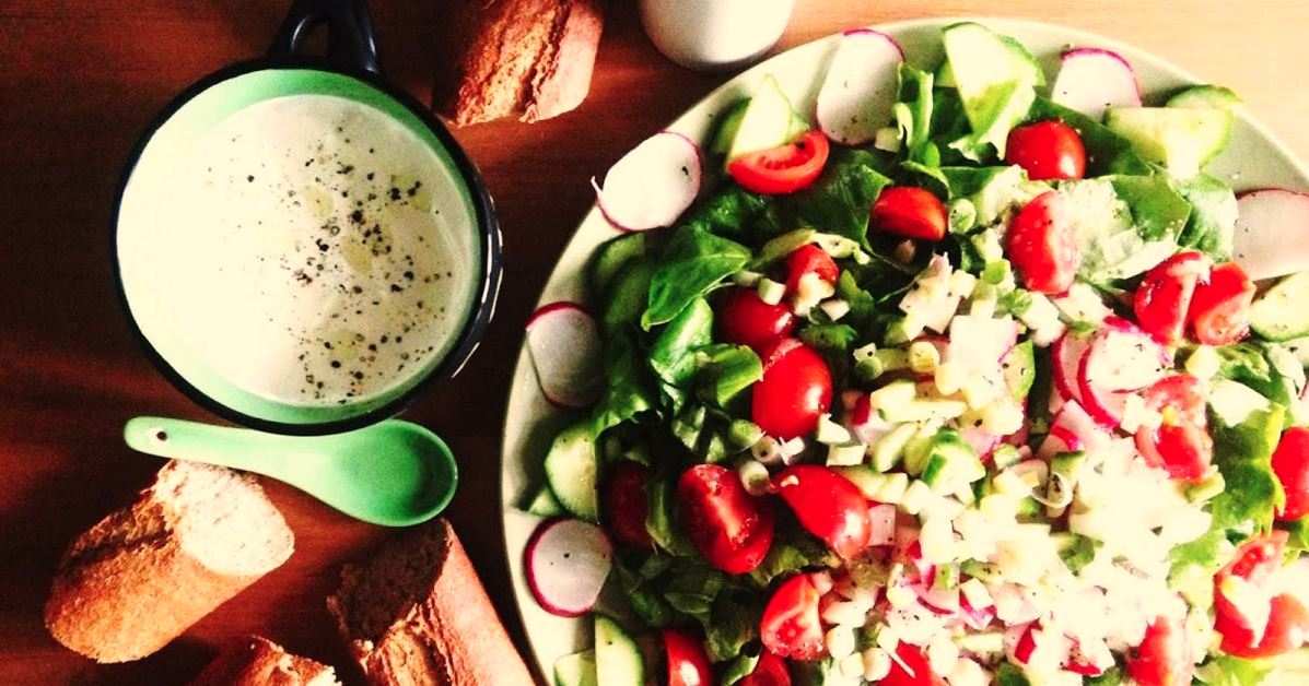 Bogățiile primăverii la tine în farfurie. Accesorii perfecte pentru pregătirea salatelor de sezon